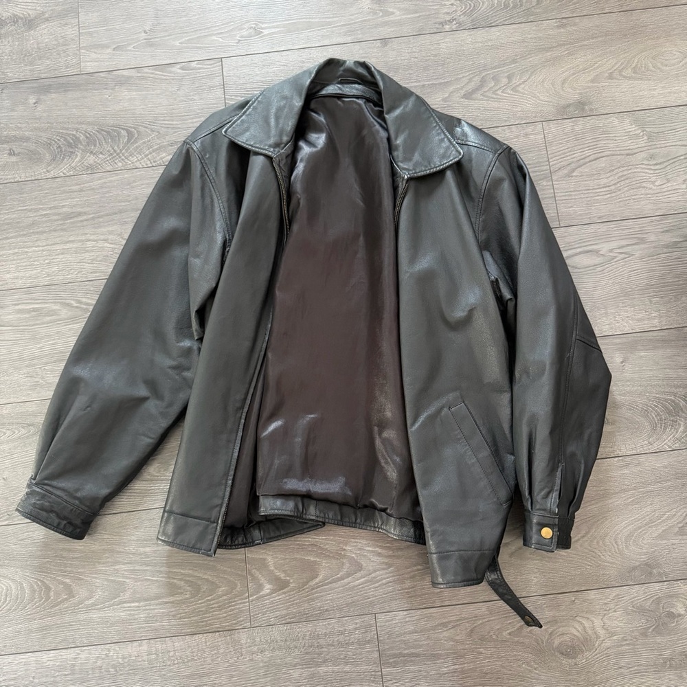 Vintage 100% leather jacket. Fits big Large or an XL.